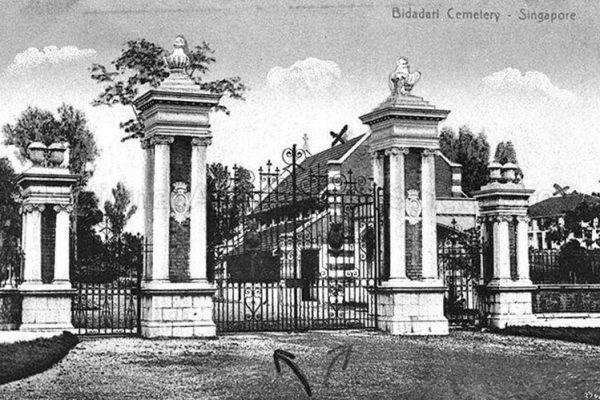 Pintu gerbang di pusara Bidadari. (Sumber : Muzium DiRaja Abu Bakar)