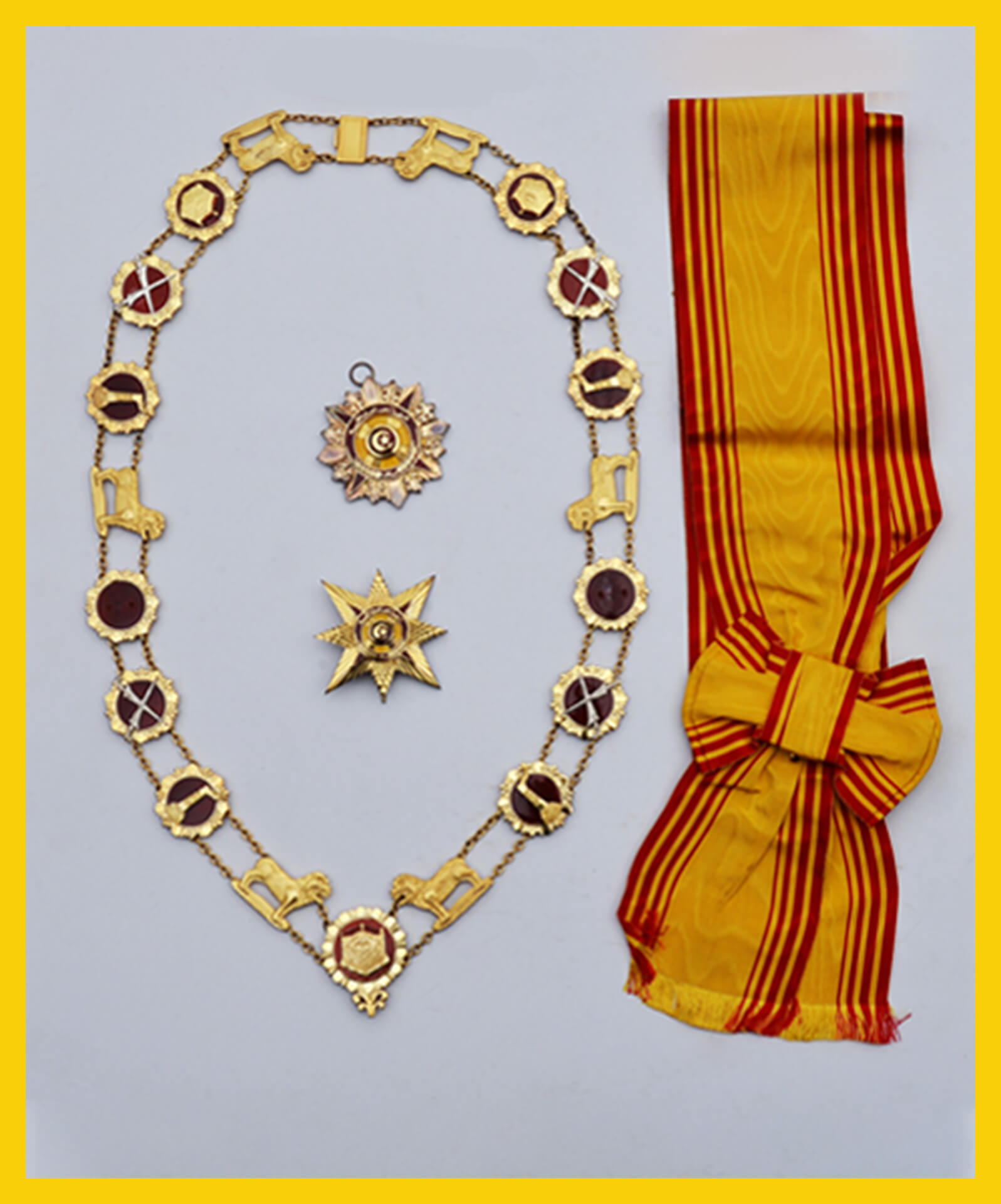 Darjah Kerabat Brunei. (Sumber : Muzium DiRaja Abu Bakar)