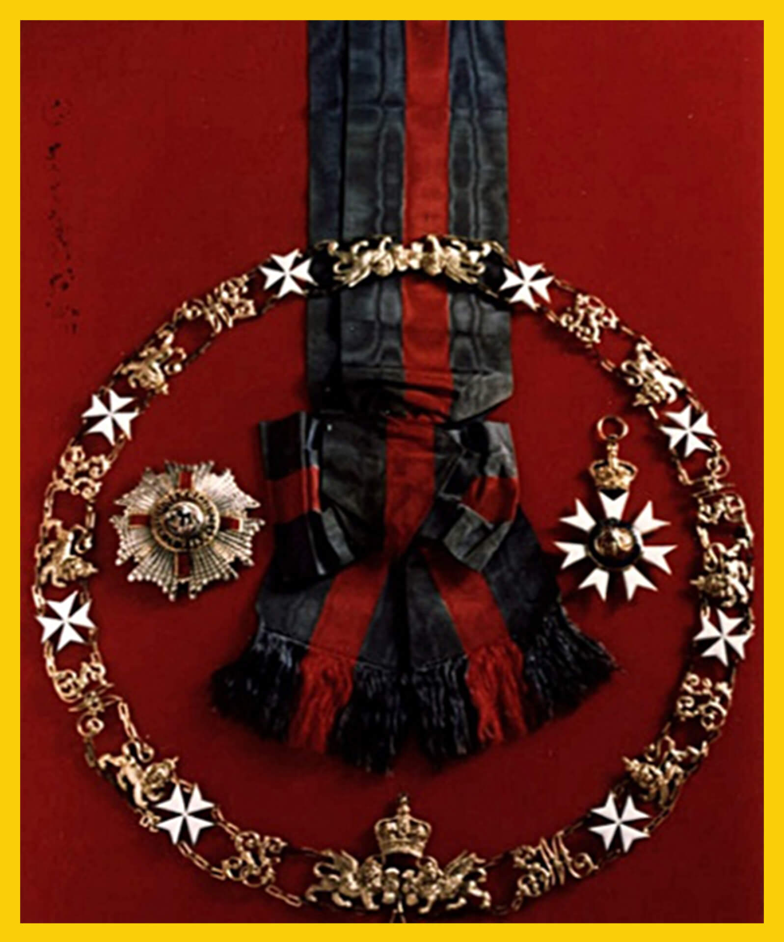 Order of Saint Michael and Saint George, Knight Grand Cross (G.C.M.G.). (Sumber : Muzium DiRaja Abu Bakar)