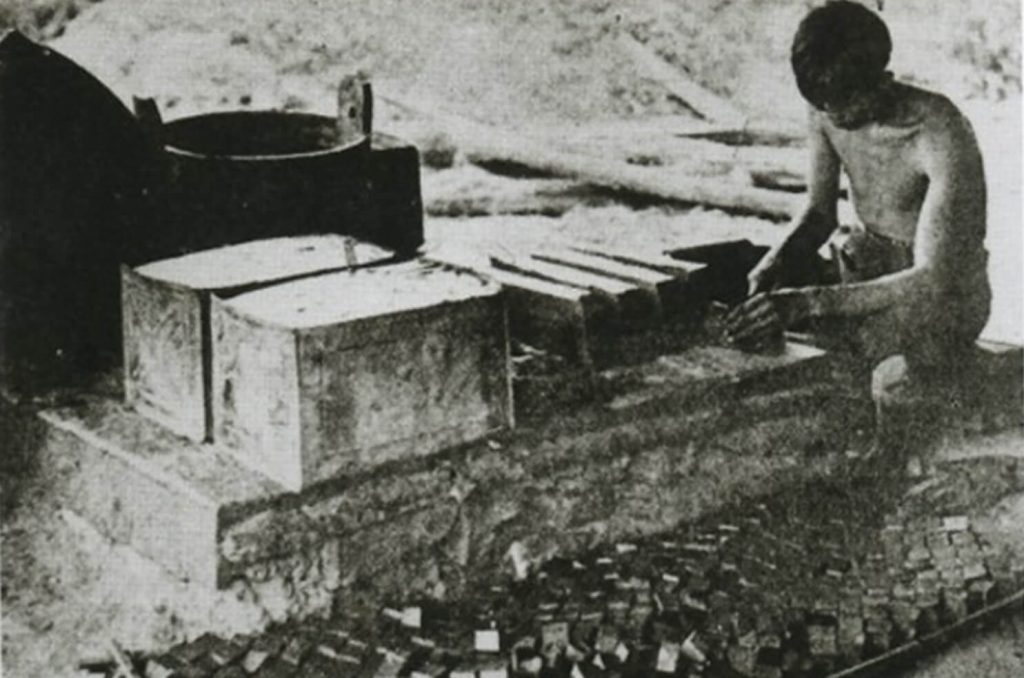 Memotong-gambir-menjadi-kiub-kiub-kecil