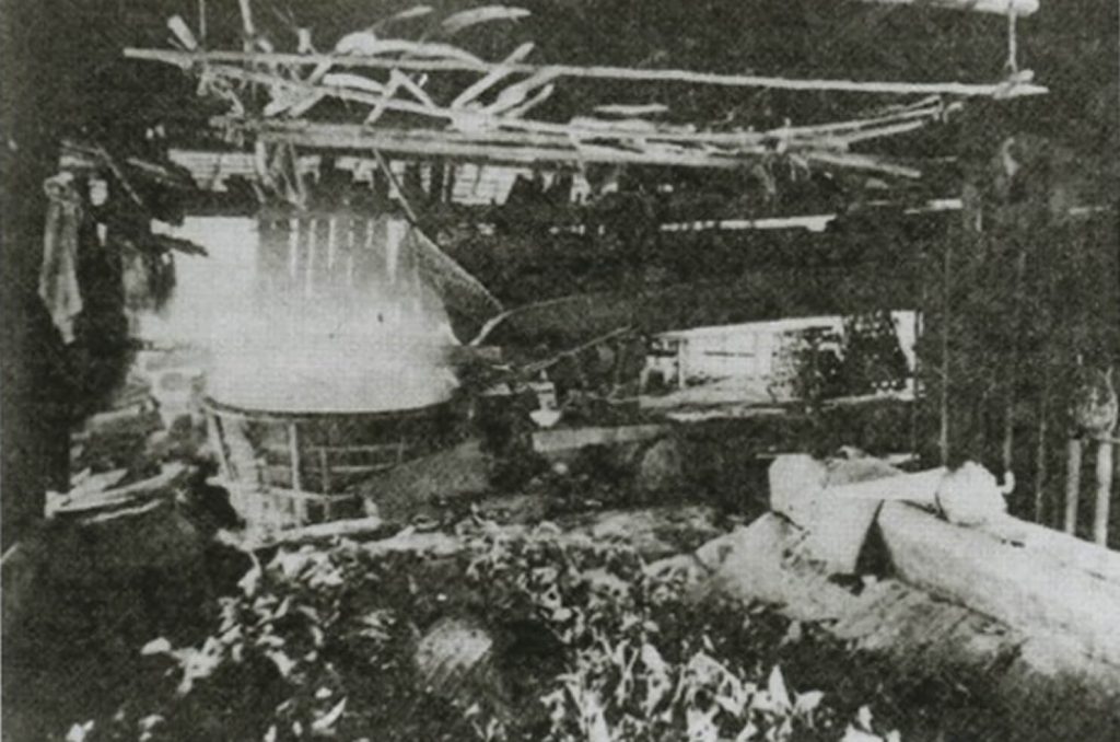 Proses-merebus-daun-gambir-menggunakan-periuk-besar